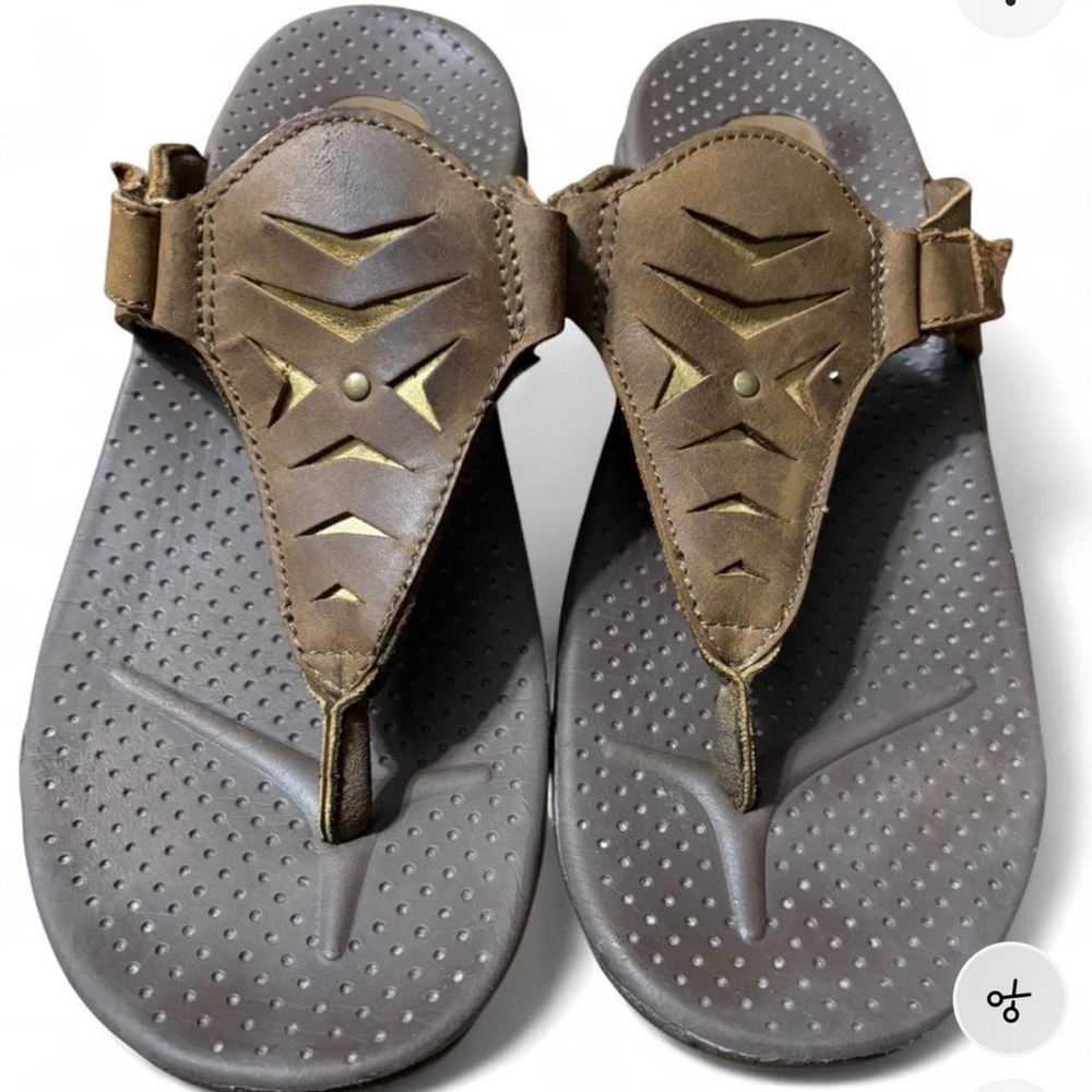 Skechers Tan and Gold flip flop sandals